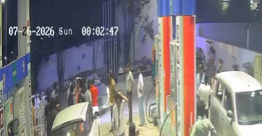 CCTV में कैद गुंडागर्दी! पेट्रोल पंप पर युवकों पर बरसाए लाठी-डंडे