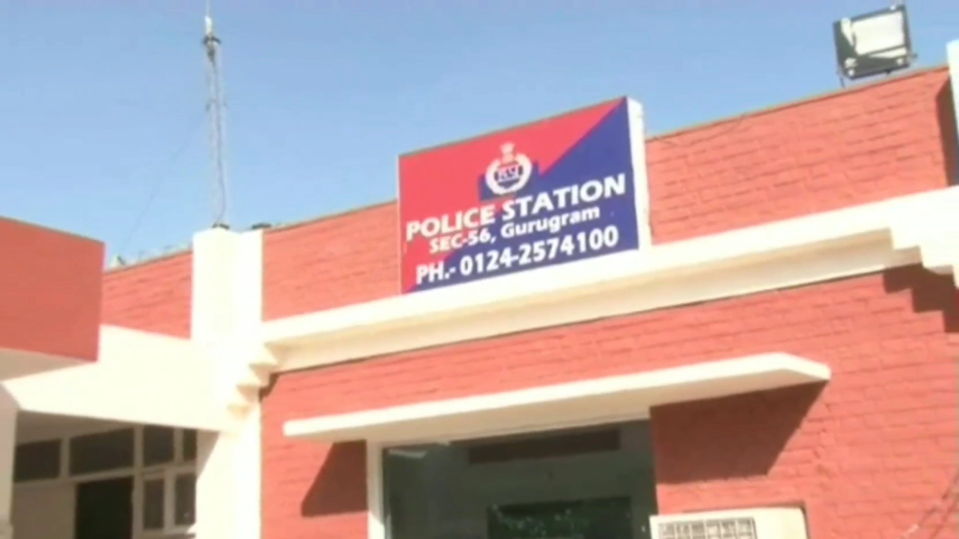 फर्जी NOC दिखाकर ₹1.10 करोड़ में फ्लैट बेचने का आरोप, पति-पत्नी गिरफ्तार