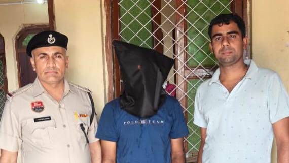बैंक से 50 हजार रुपये छीनने वाले दो आरोपी गिरफ्तार, 26 हजार नकद और बाइक बरामद