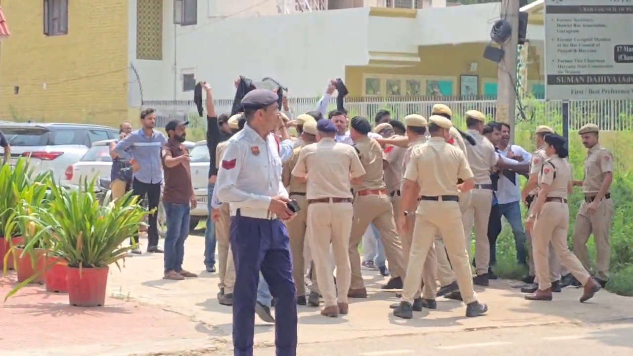 मुख्यमंत्री की सुरक्षा में बाधा डालने वाले 8 लोग गिरफ्तार