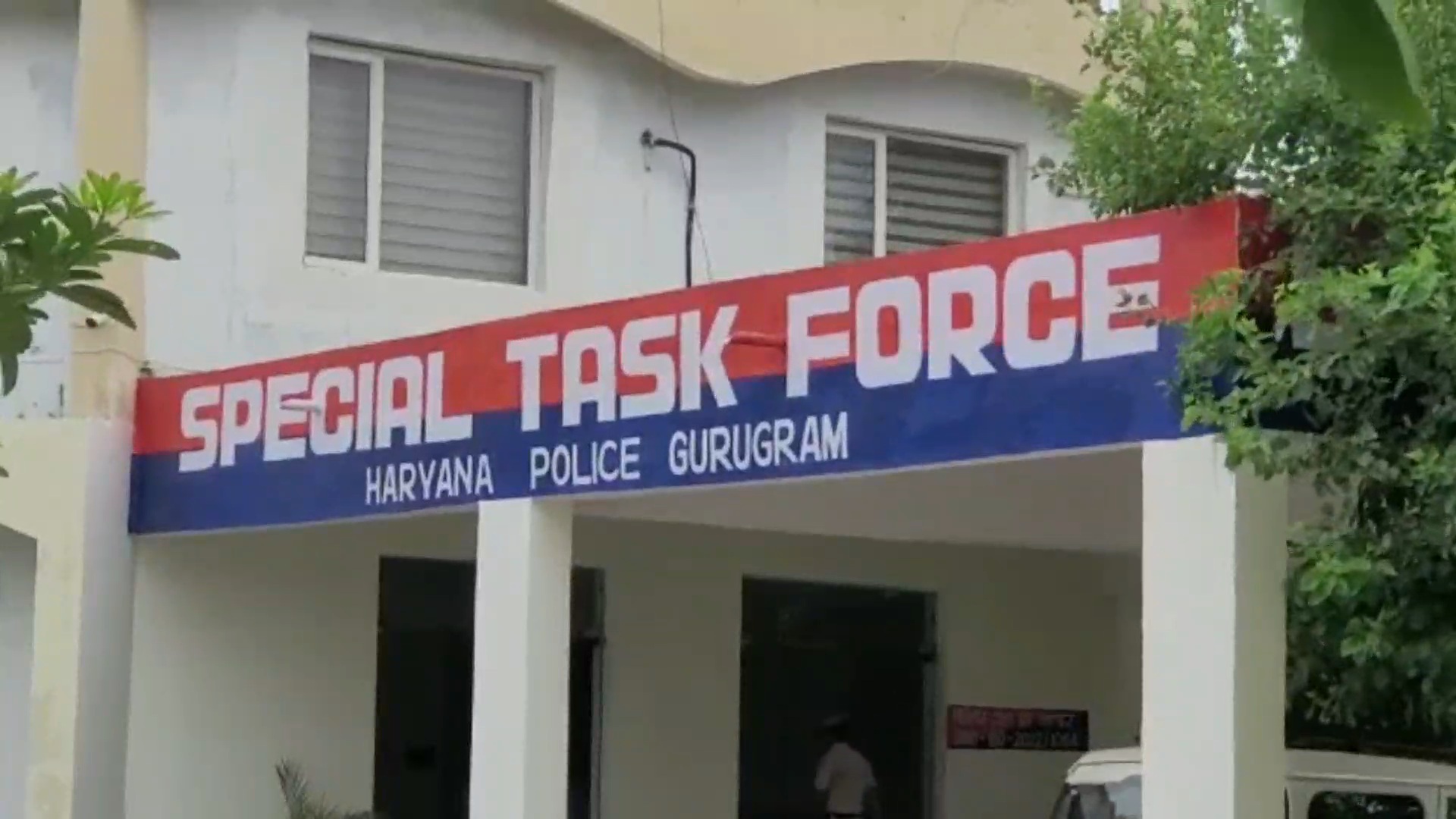 भोंडसी मोड़ पर STF टीम से भिड़े बदमाश, गाड़ी में मारी टक्कर और की फायरिंग